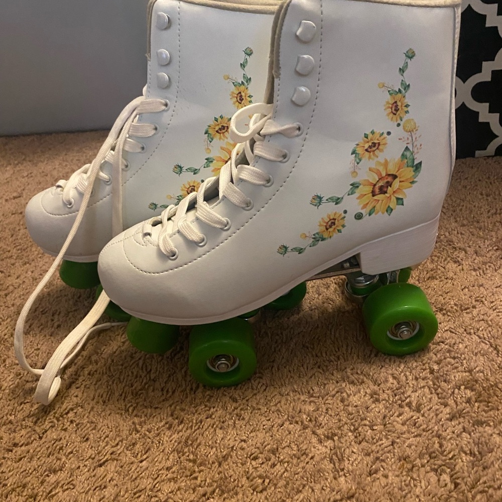 Floral White Roller Skates with Green Wheels